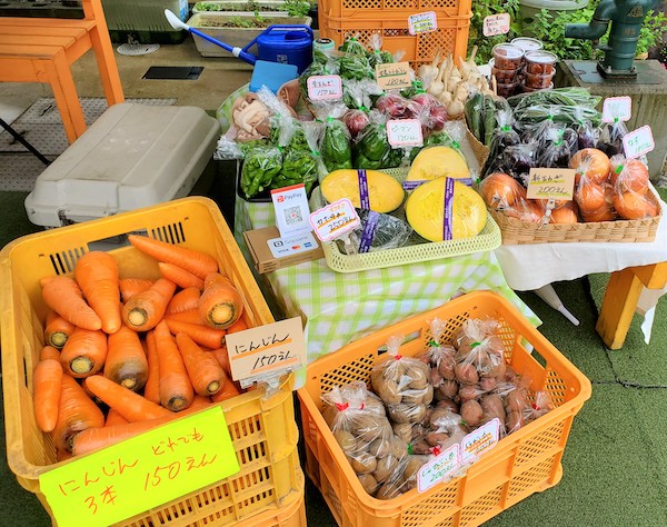 お付き合いしていただいているお店さまに置かれている当社の野菜の写真